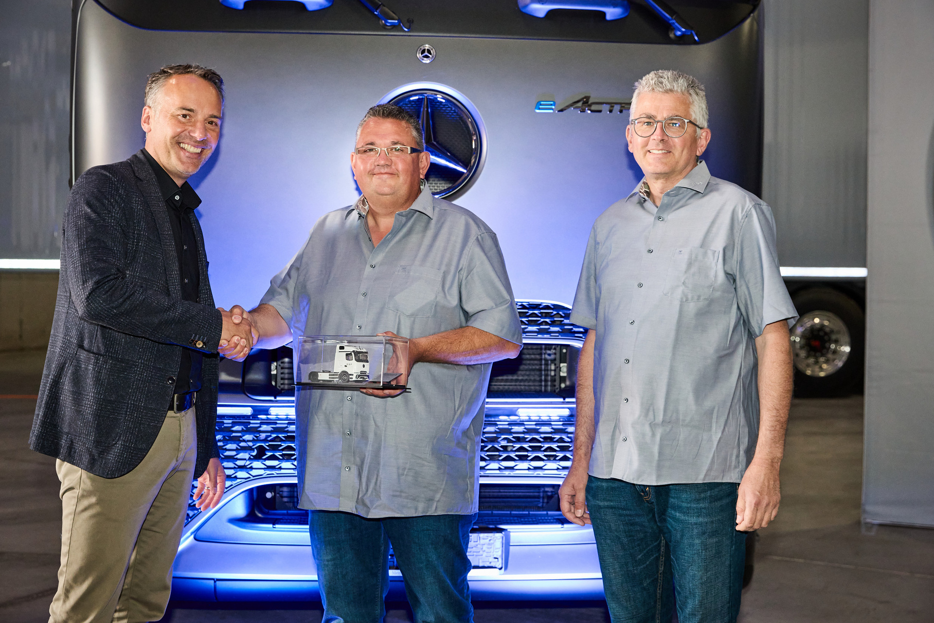 Alexander Wehr and W&P representatives at a Mercedes-Benz eActros handover