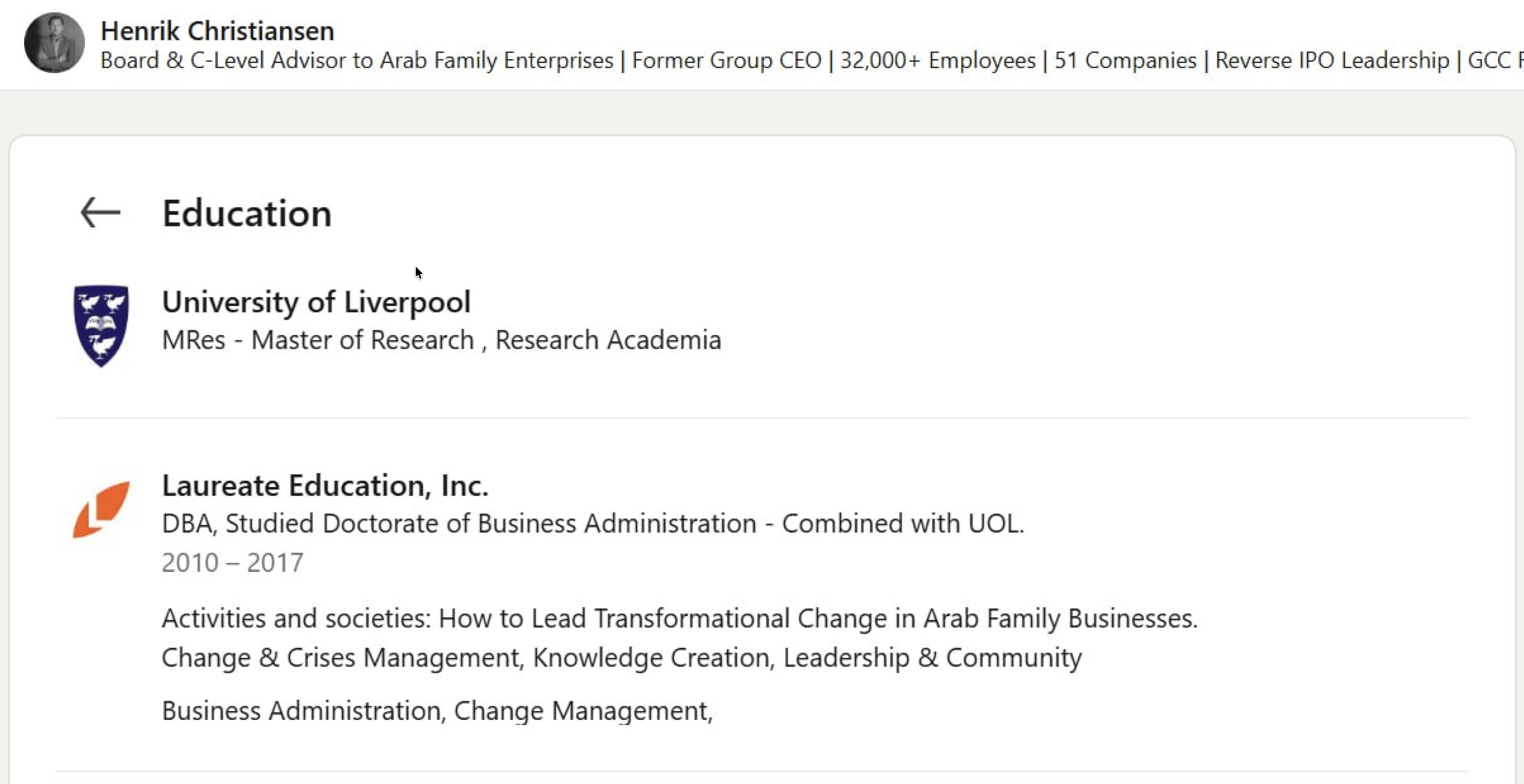 LinkedIn-Abschnitt „Ausbildung“ von Henrik Christiansen mit den Einträgen MRes an der University of Liverpool und DBA bei Laureate Education