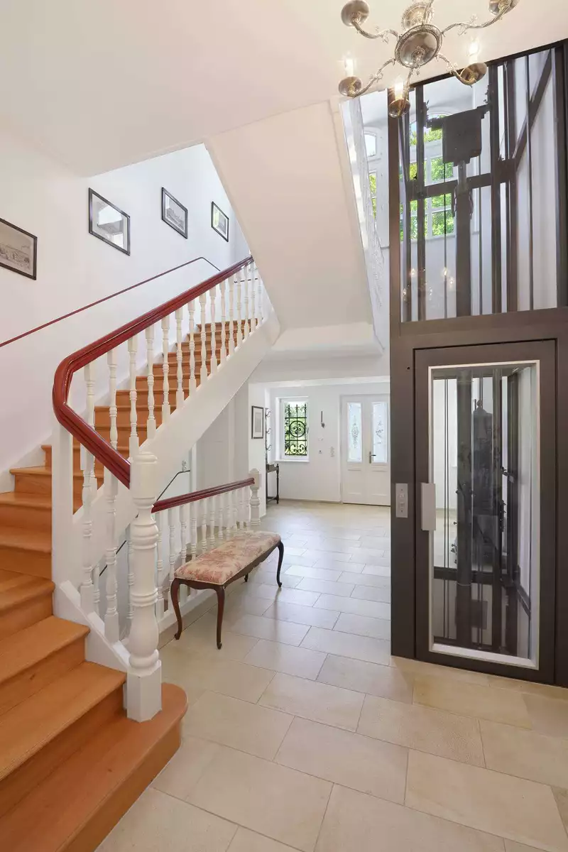 Staircase and internal lift
